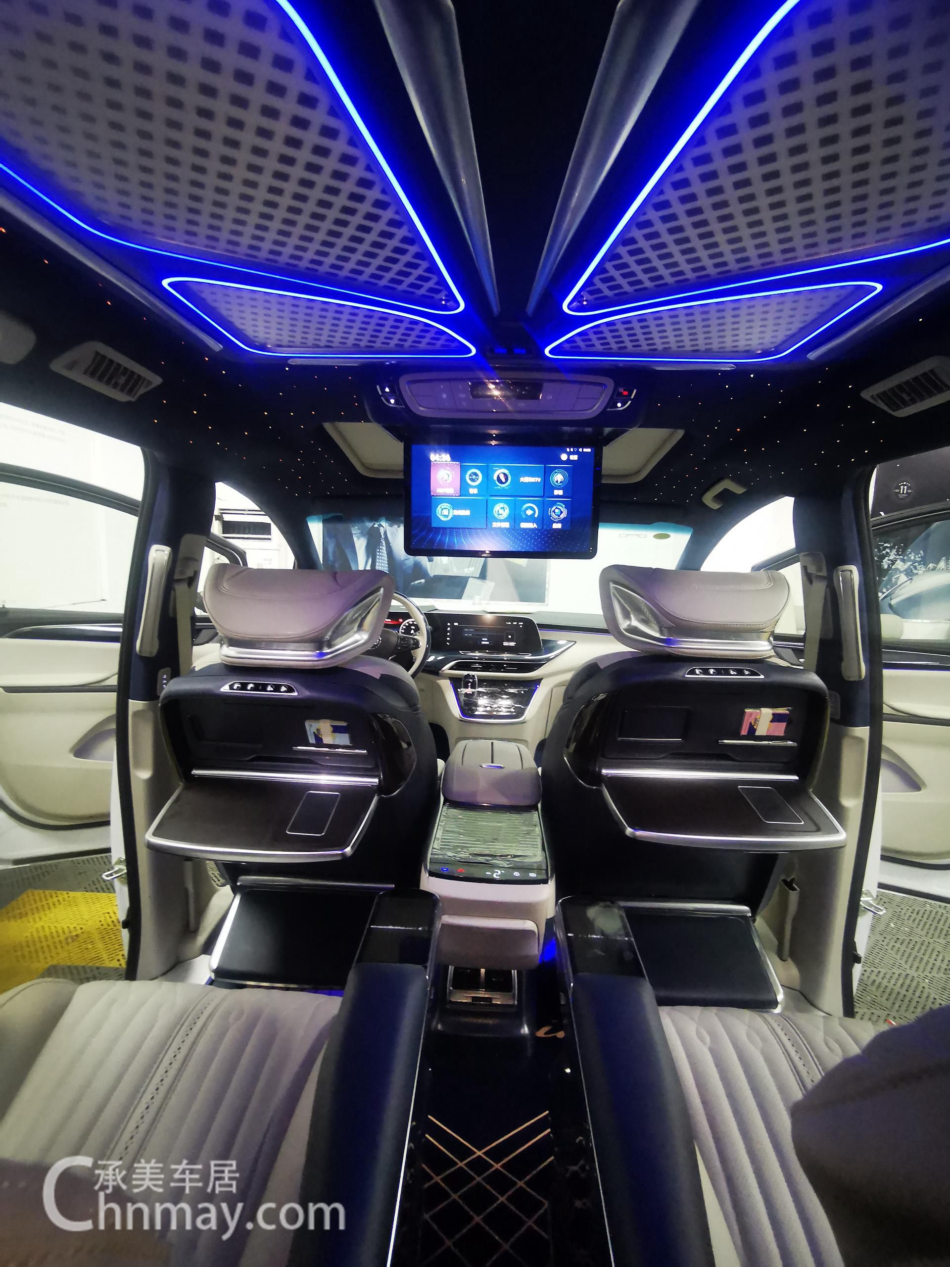 氛围灯能给人一种这是一辆豪车的感觉